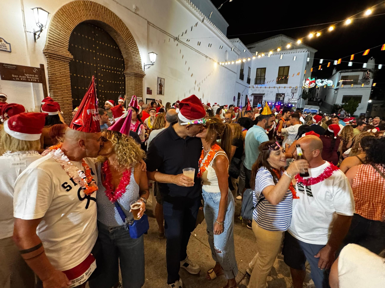 Un momento de celebración en la plaza del pueblo tras las uvas del 'año nuevo'