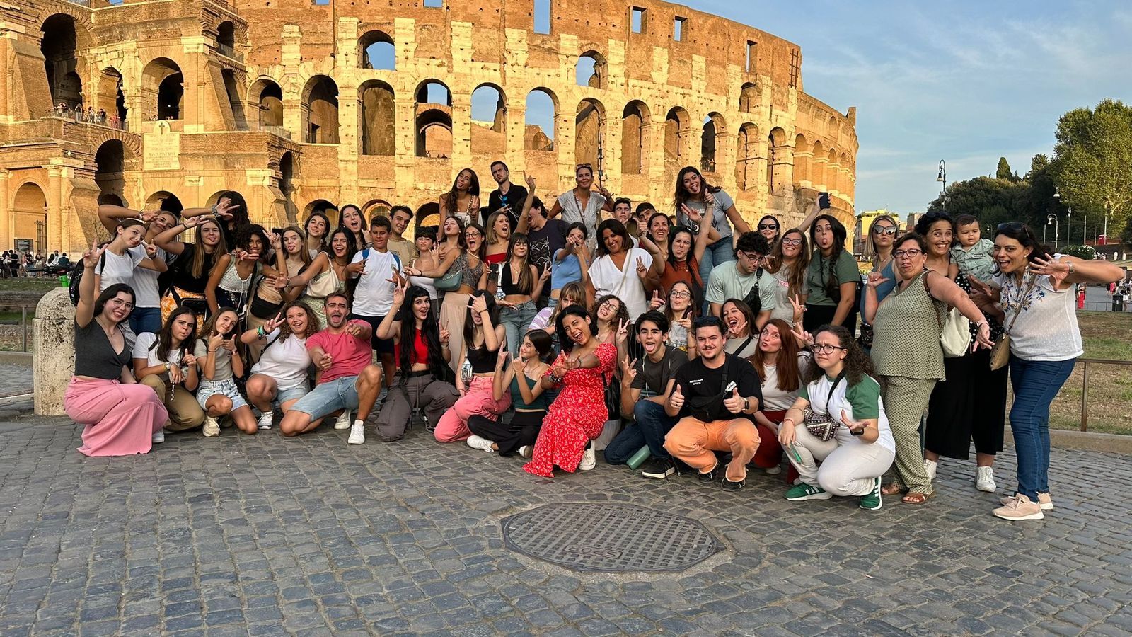 Los miembros de la coral de La Salle, ante el Coliseo romano.