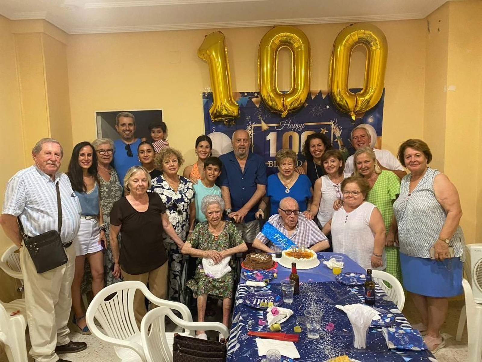 El anfitrión Pedro Martín Ojeda con el grupo de familiares y amigos durante la merienda celebrada con motivo de sus cien cumpleaños.