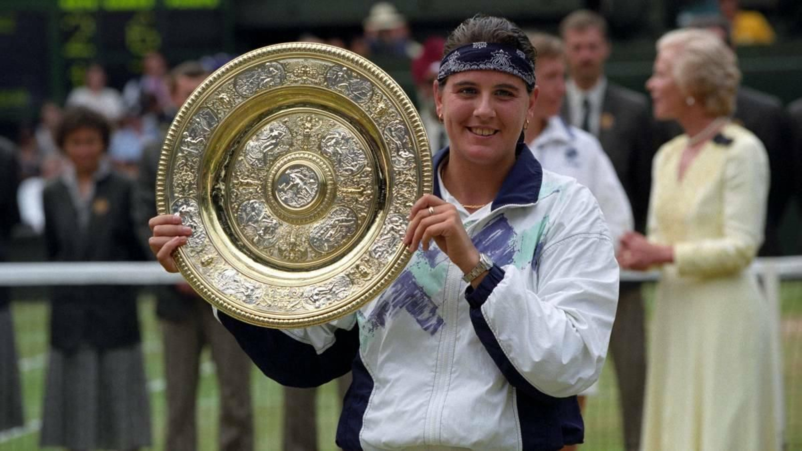 Conchita Martínez, con su trofeo de Wimbledon.