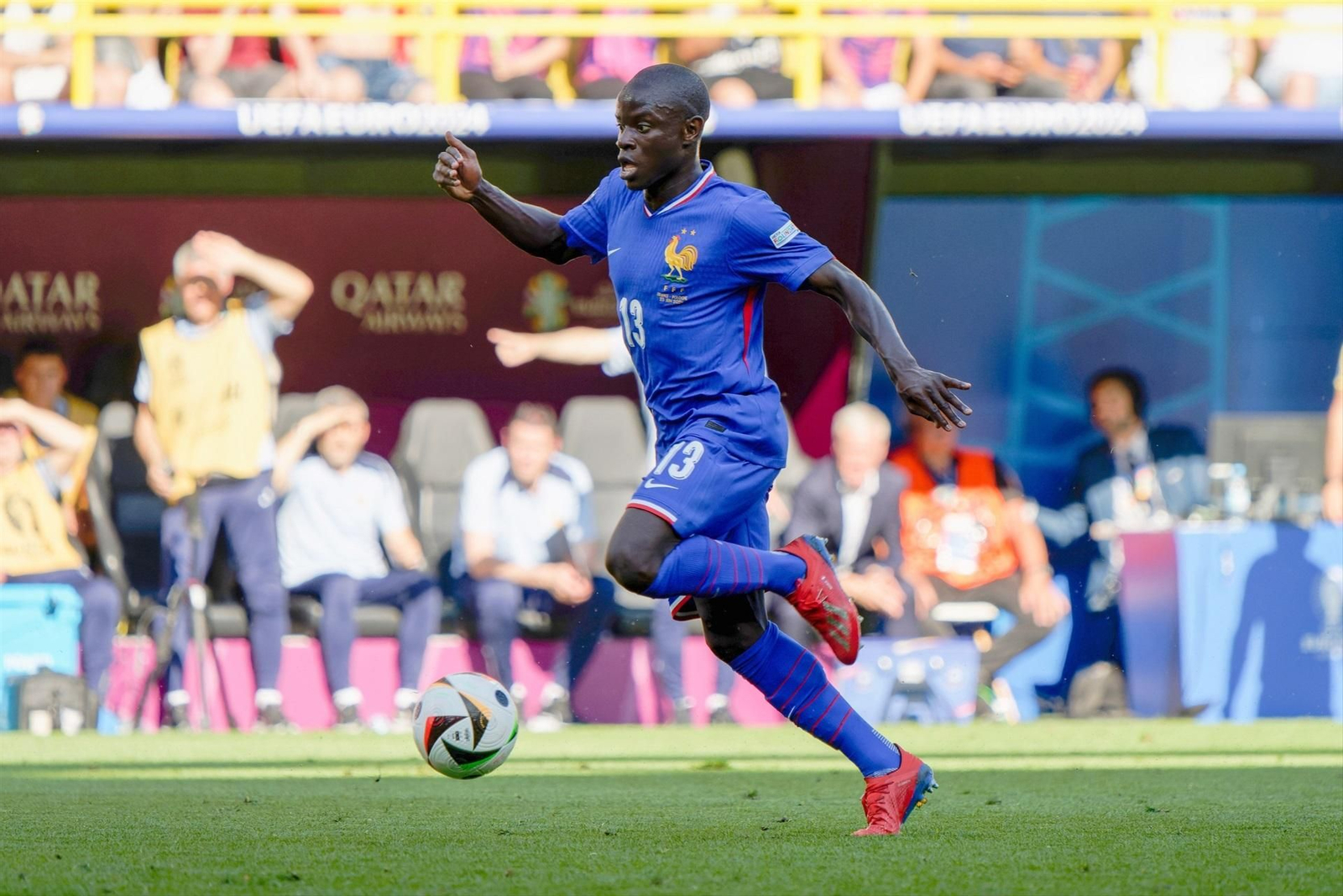 Kanté conduce el balón en el partido entre Francia y Polonia
