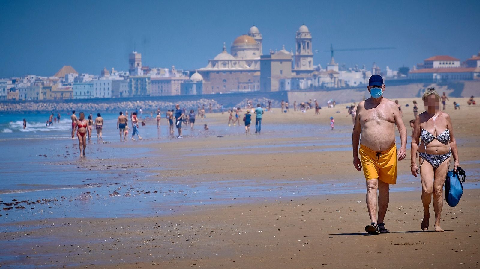 Cientos de personas disfrutan de la playa de Cádiz este viernes pese a las restricciones sanitarias.