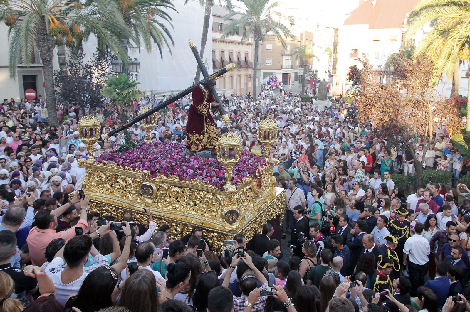 Imágenes del Señor de Pasión en la procesión del centenario de la hermandad