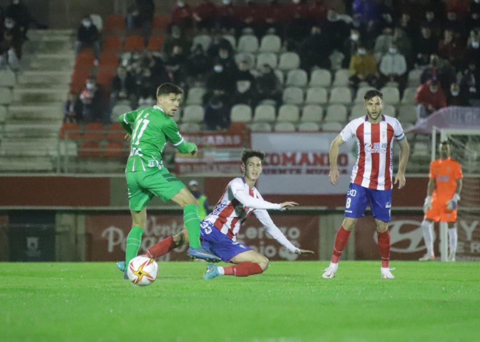 Natera se lanza a por el balón en el Algeciras-Cornellà.