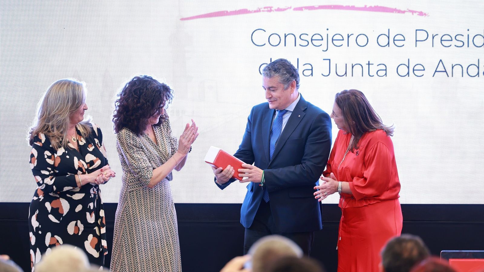 El consejero de Presidencia, Antonio Sanz, con las presidentas de Cruz Roja.