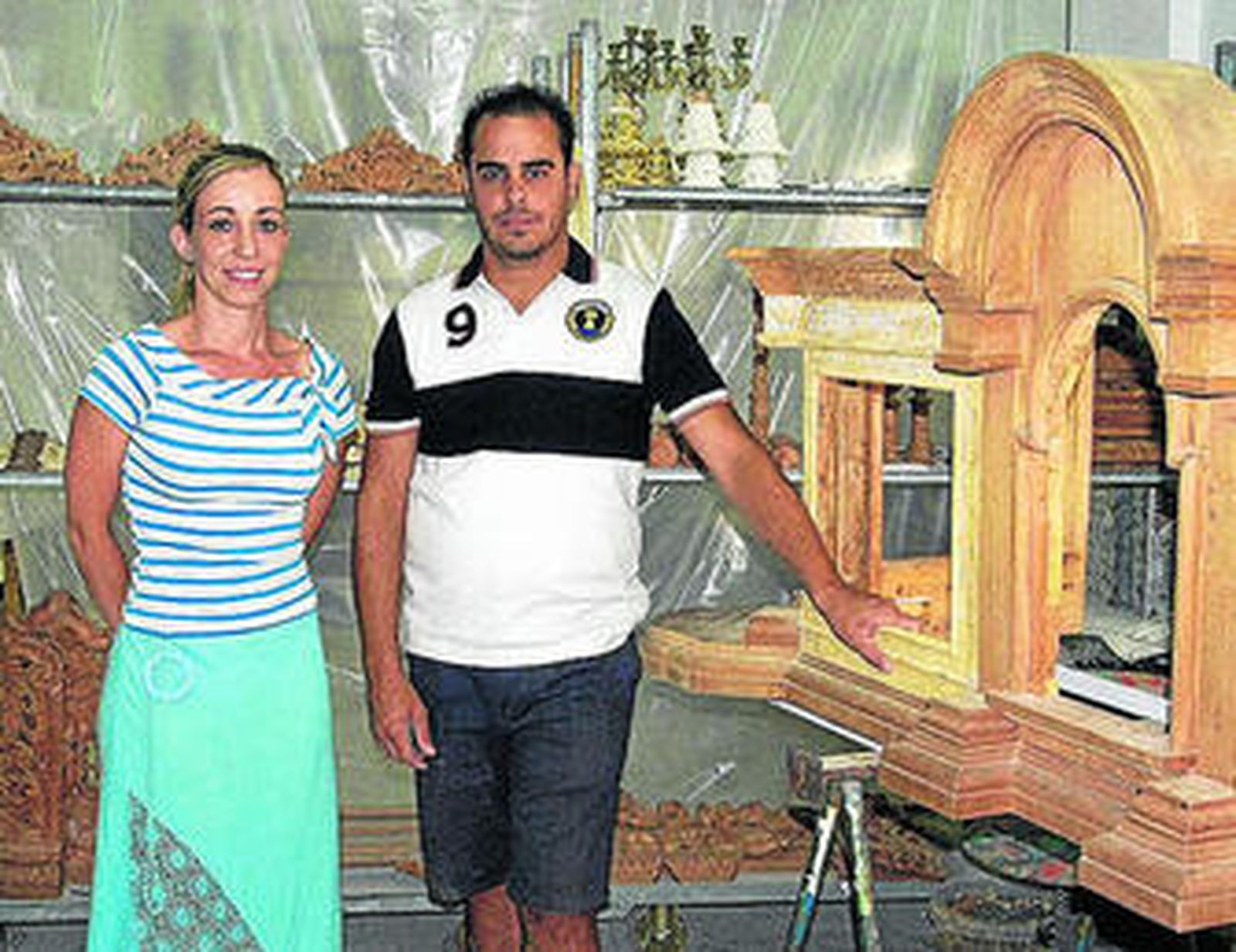 Los doradores Francisco Moreno y Miriam Mateo, con el frontal del paso del Huerto en su taller de Sevilla.