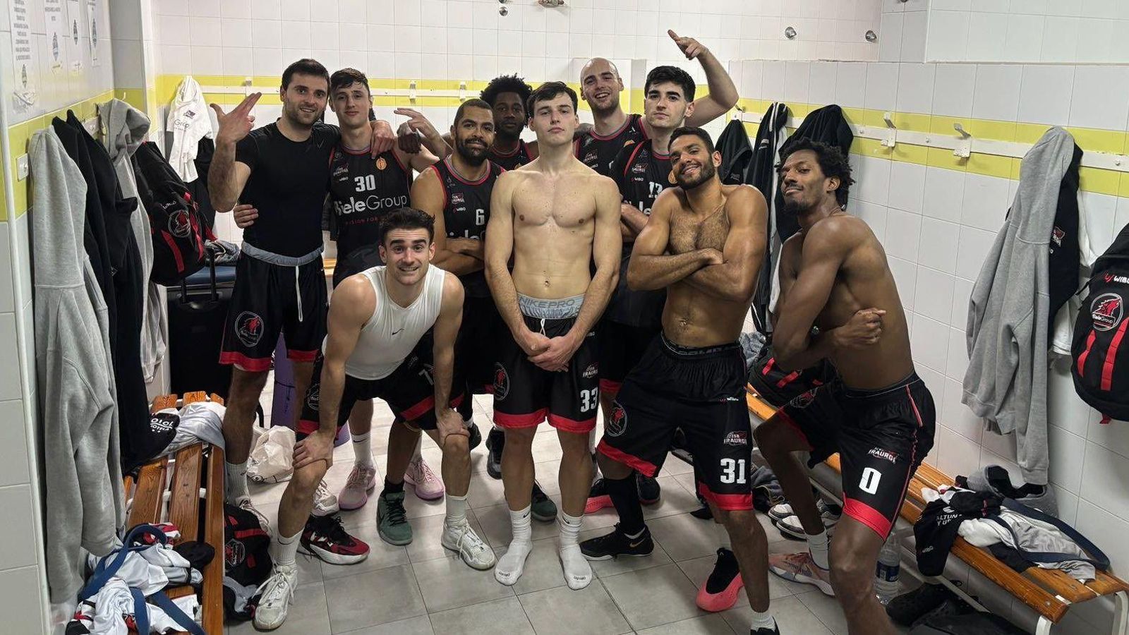 La plantilla del ISB celebra en vestuarios una de sus victorias en ruta