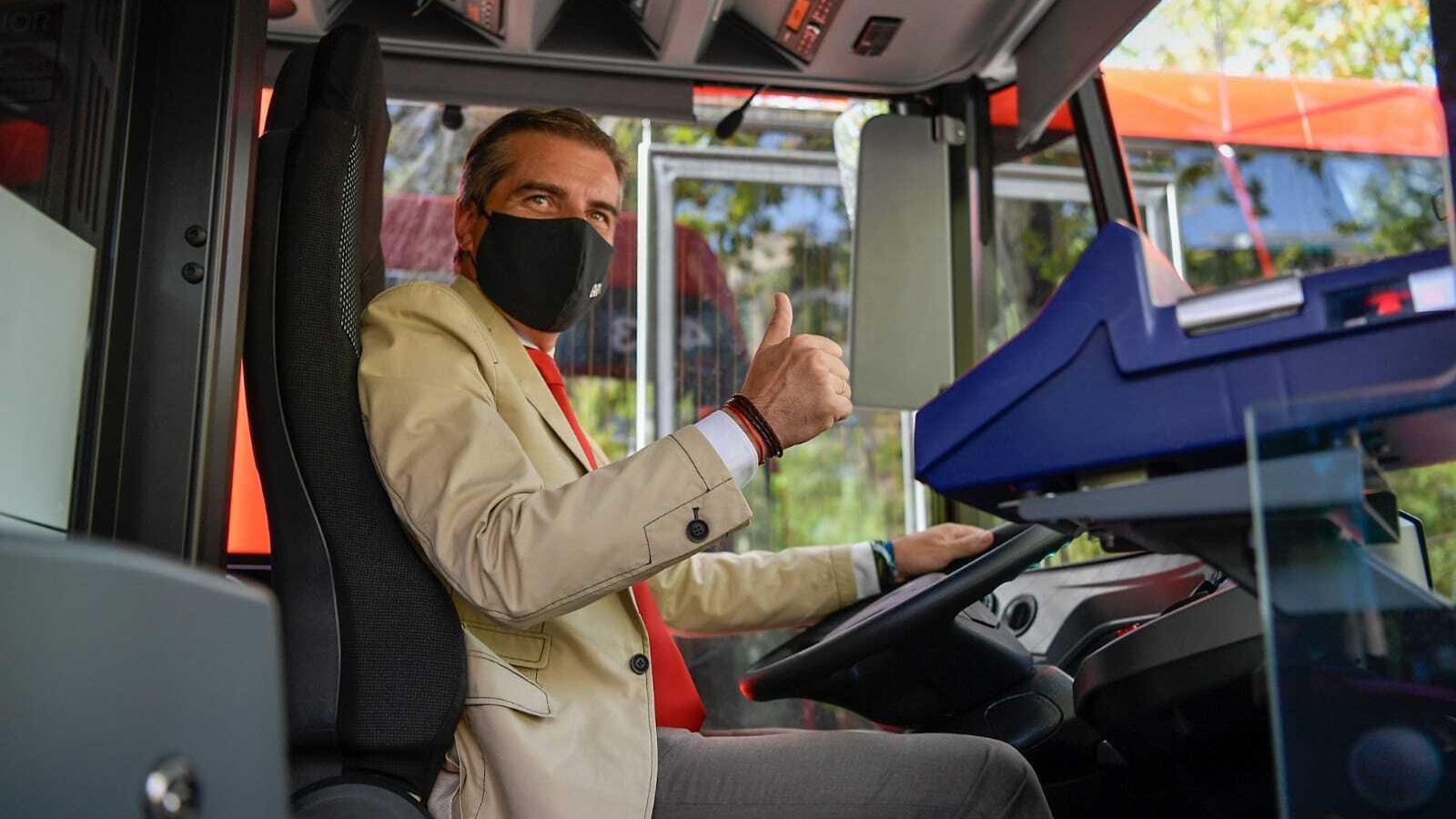 El concejal de Movilidad, en uno de los nuevos autobuses