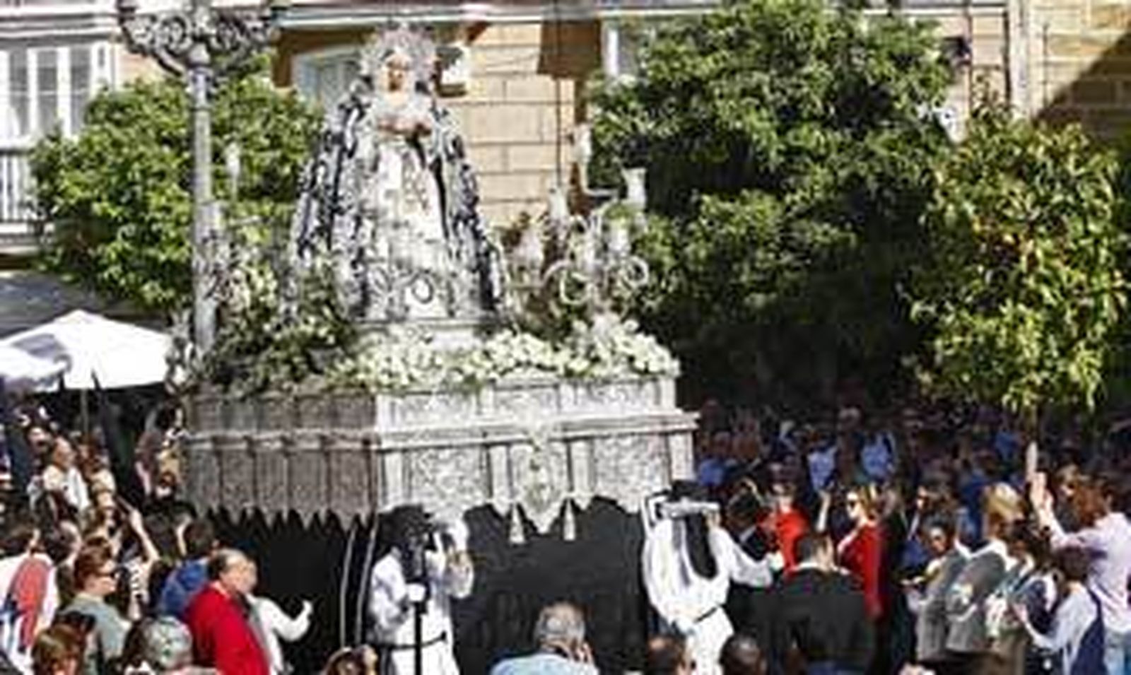 La Dolorosa del Caído, nada más salir de San Francisco el pasado Martes Santo. /Julio González