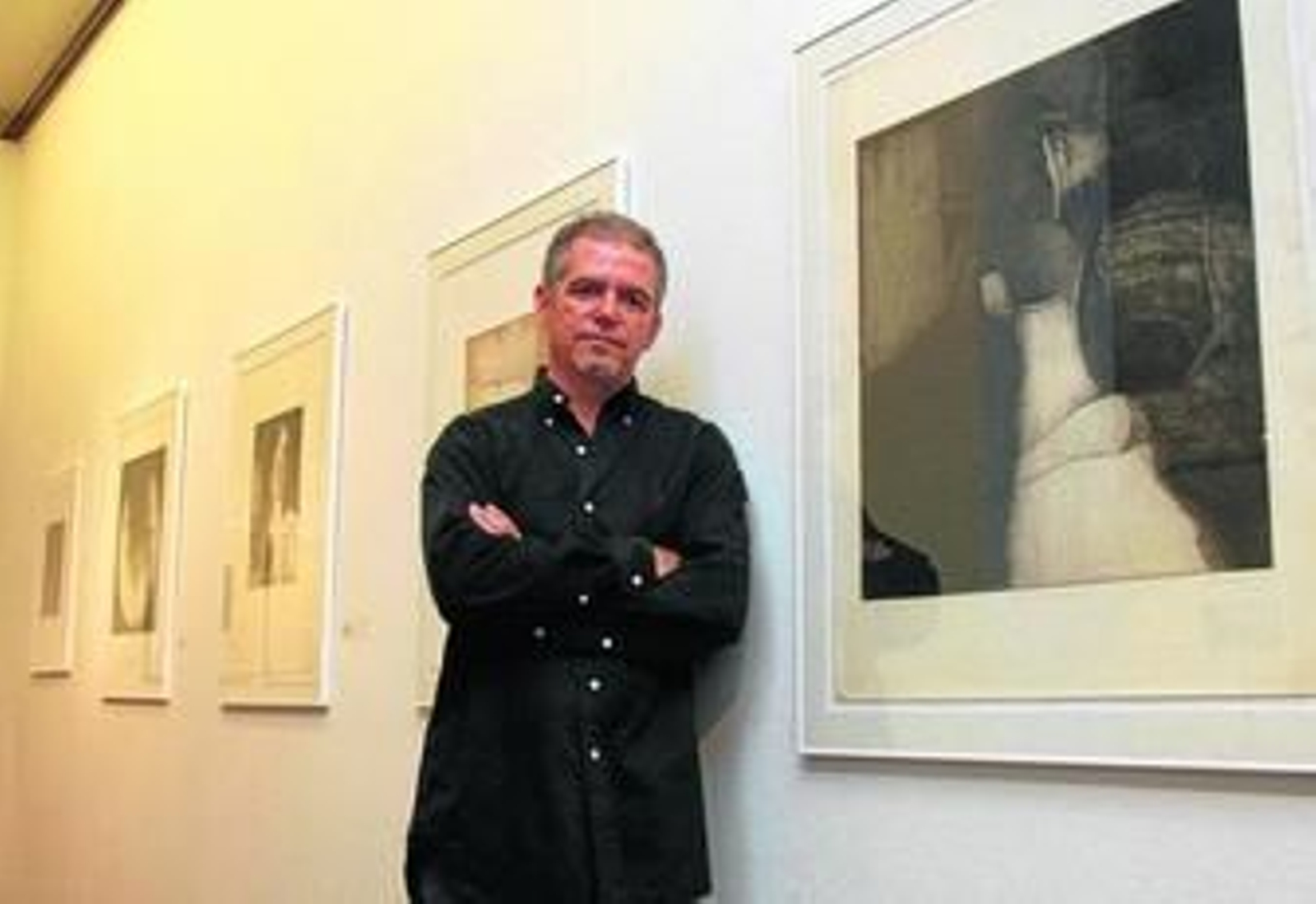 Paco Aguilar, en una exposición de sus grabados.