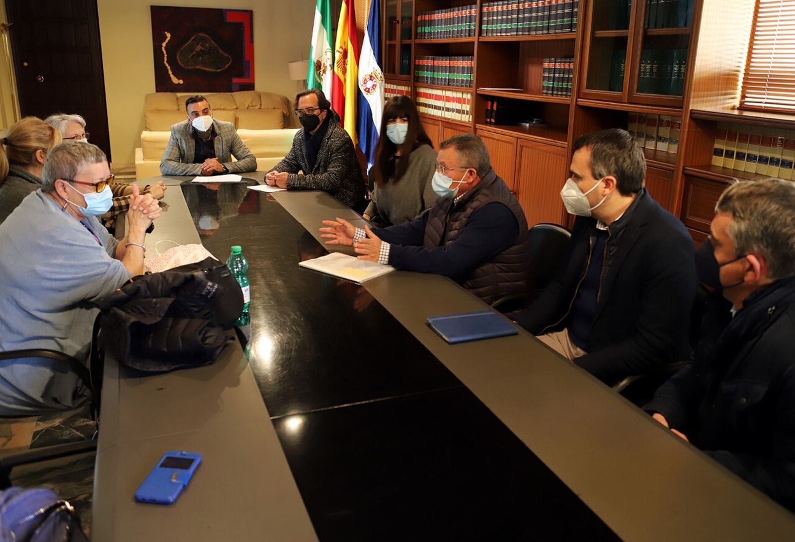 Imagen de la reunión entre vecinos de San José Obrero y la Cooperativa en el Ayuntamiento