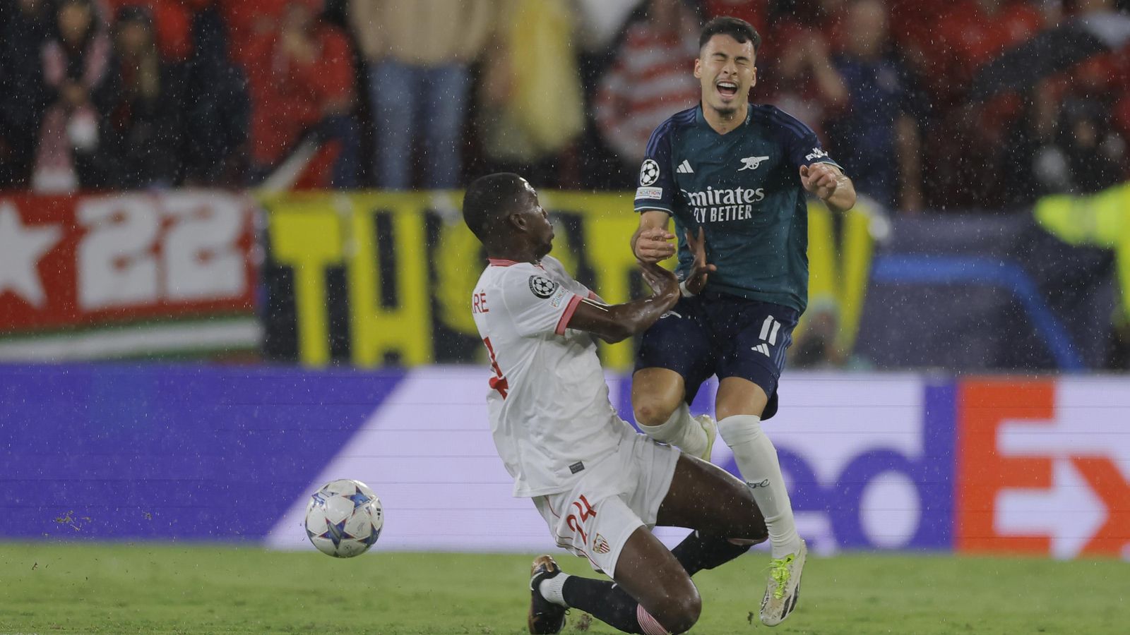 Soumaré choca con Martinelli en el intento de detenerlo.