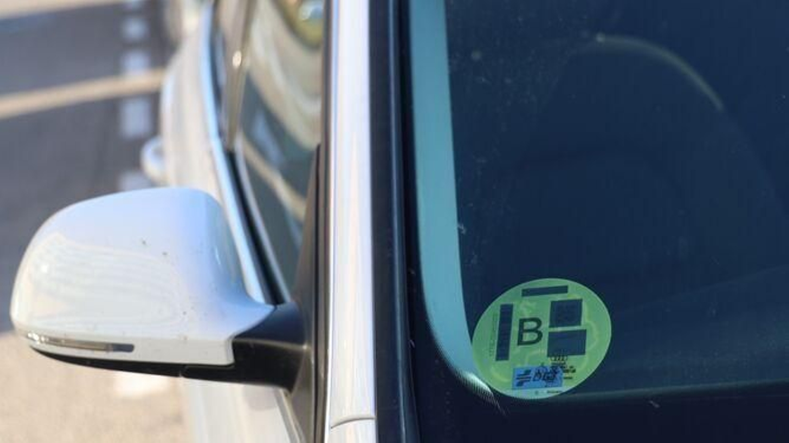 Un vehículo con la etiqueta ambiental B.