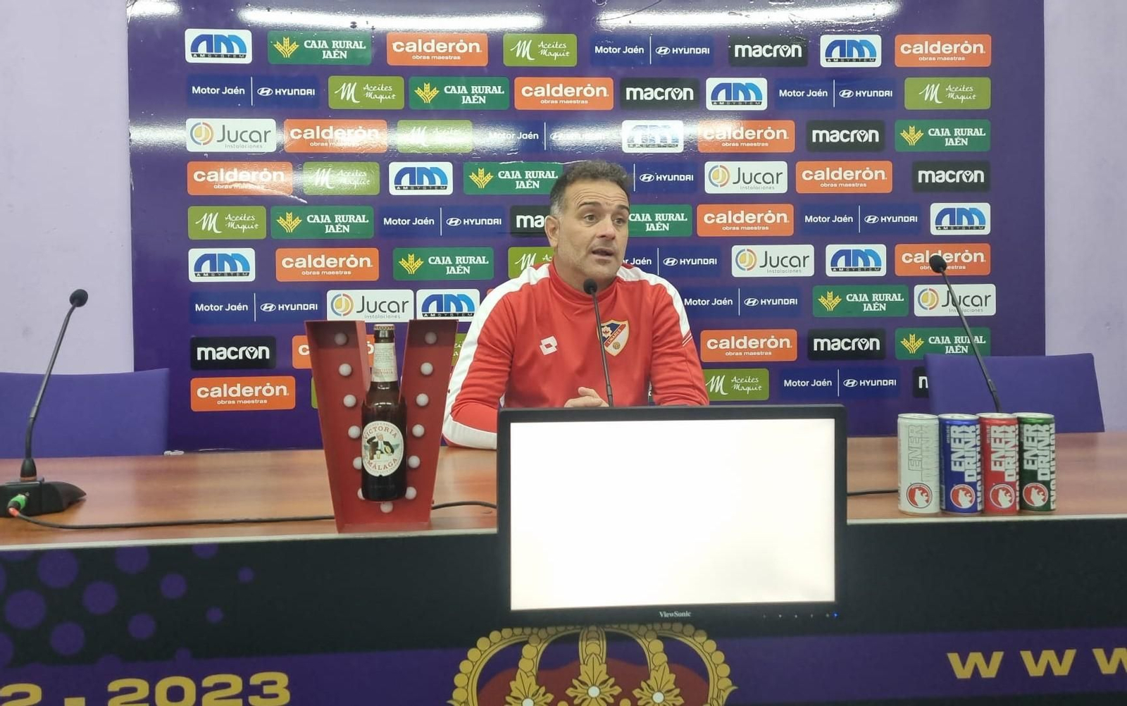 Pedro Díaz atiende a los medios de comunicación tras el triunfo azulillo en La Victoria.