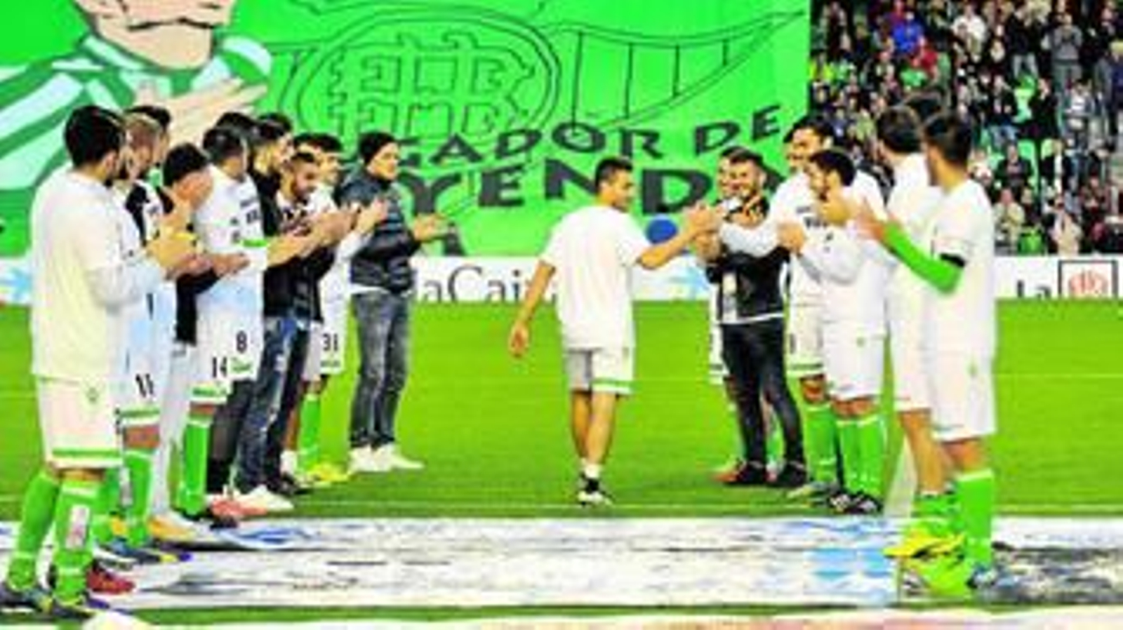 Rubén Castro recibe el homenaje de sus compañeros y de la grada del Benito Villamarín en los prolegómenos del encuentro frente al Mallorca.