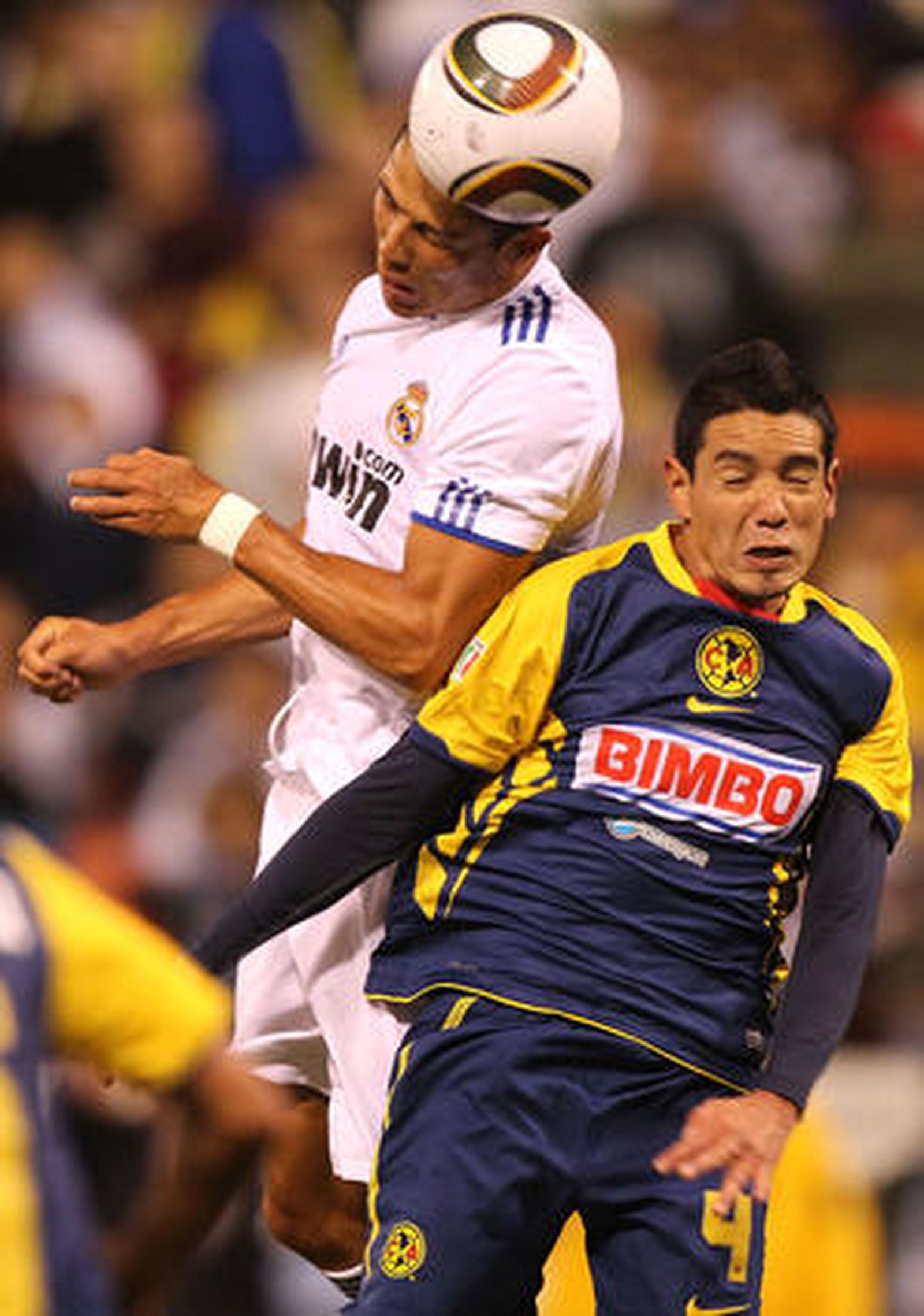 La era de Mourinho con el Real Madrid comenzó de forma triunfal después que el equipo español venciese por 2-3 a las Águilas del América de México, en partido amistoso disputado en el Candlestick Park de San Francisco.

Foto: EFE