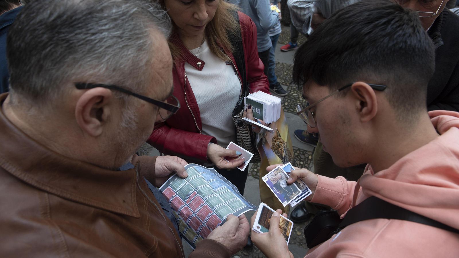 Padres e hijos participan en este intercambio cofradiero.