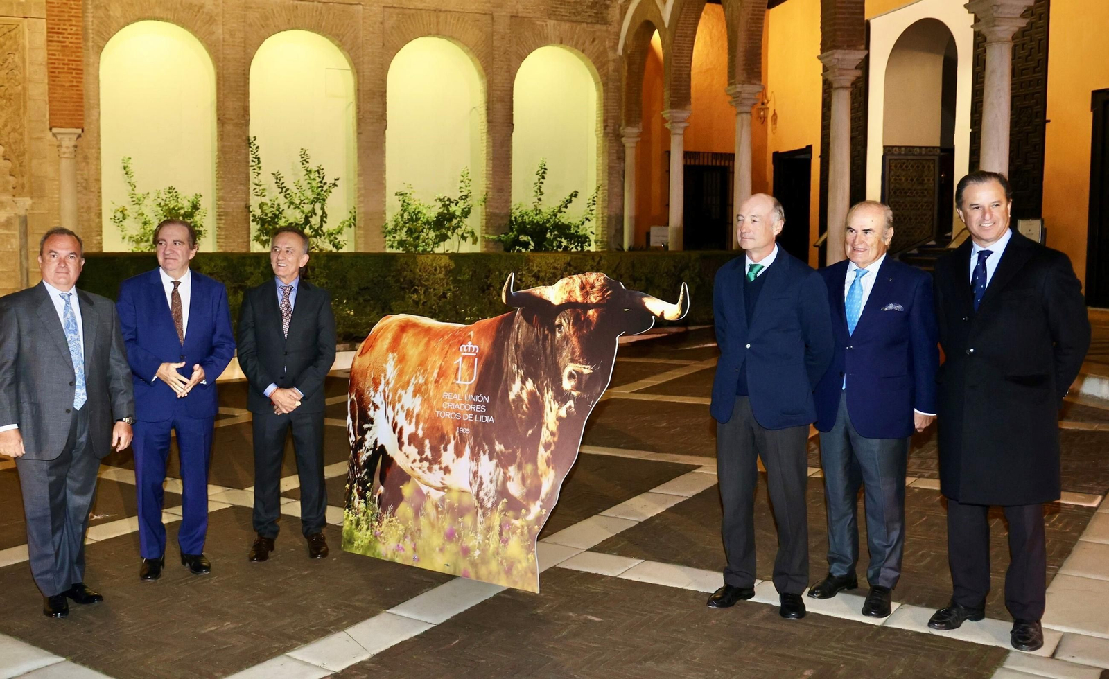 La directiva de la RUCTL en el Patio de la Montería del Alcázar de Sevilla.