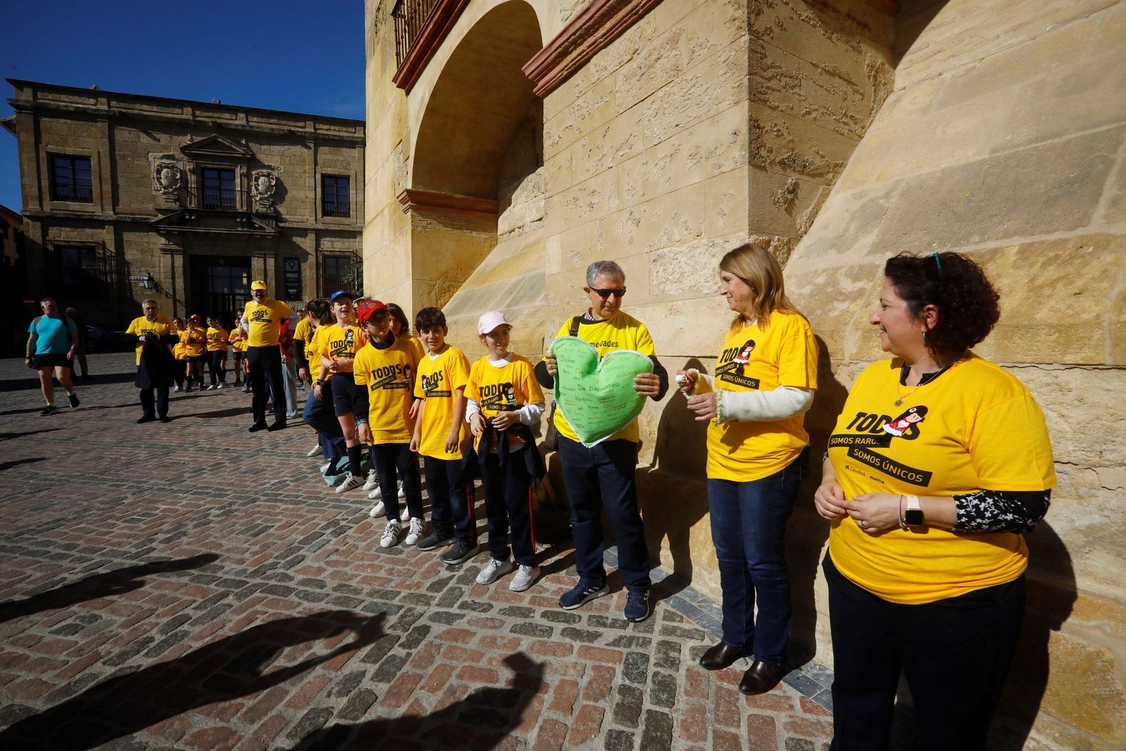 Las mejores imágenes del abrazo a la Mezquita-Catedral por las enfermedades raras