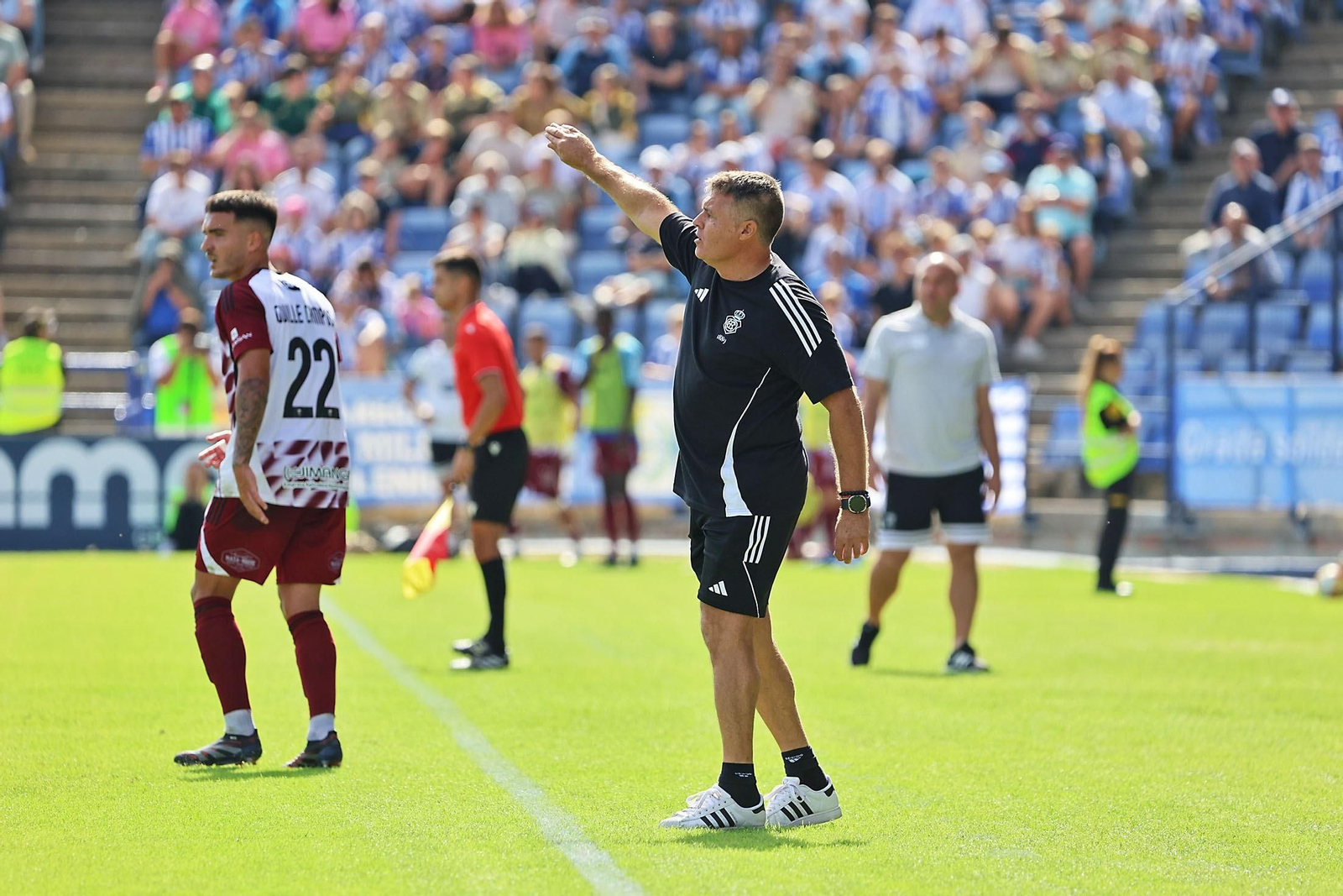 Pedro Morilla da indicaciones durante el partido contra el Xerez.