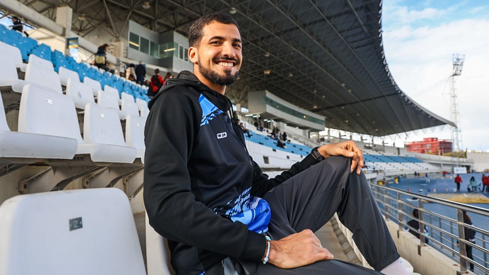 Zakaria Boufaljat sentado en la grada del Estadio Iberoamericano.