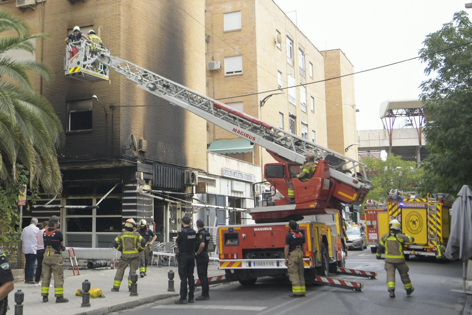 Un aparatoso incendio en una conocida cafetería del Zaidín junto al estadio alarma a los vecinos, que lanzan una campaña para ayudar al dueño