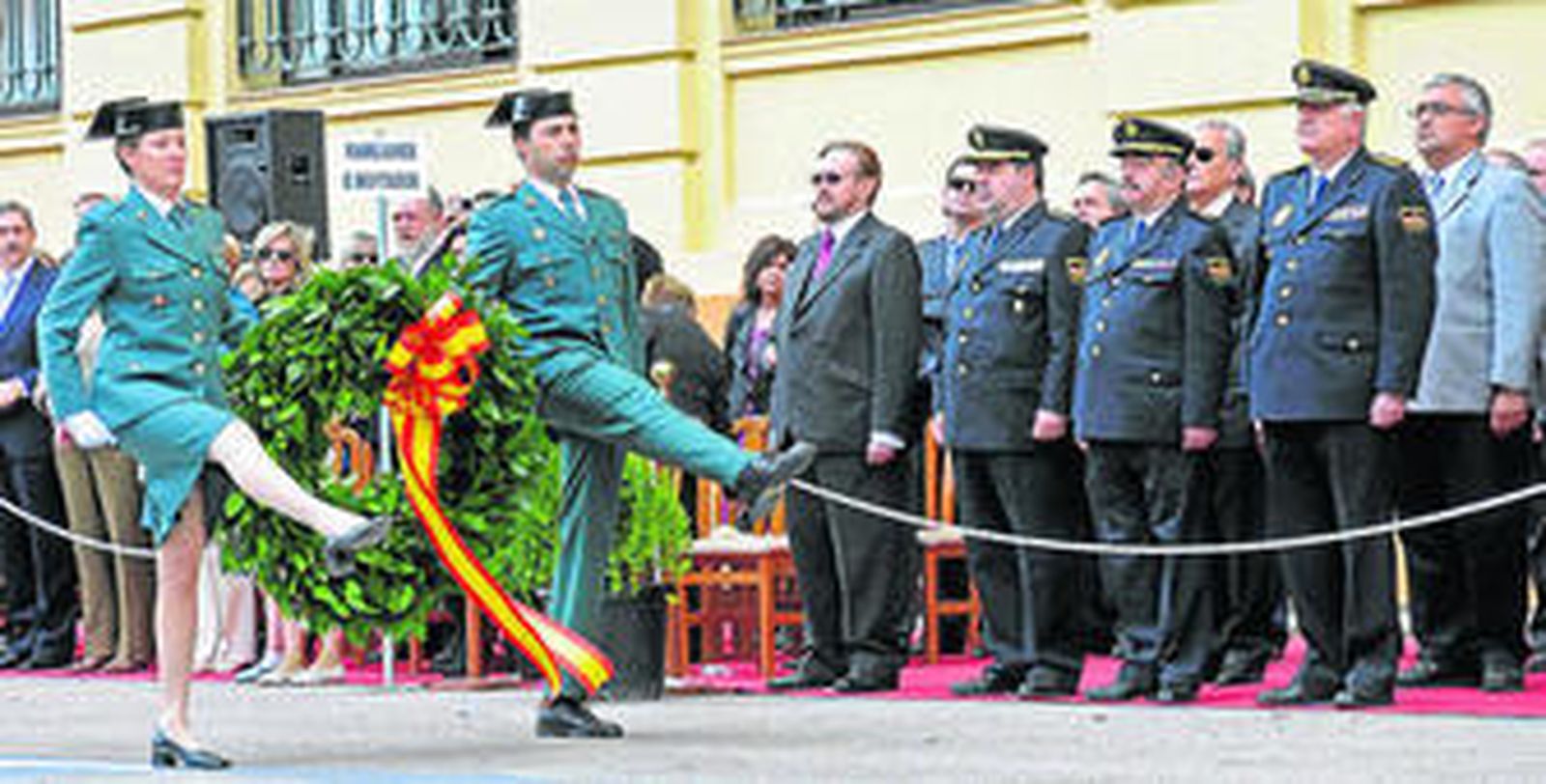 Homenaje a los caídos celebrado ayer en Eritaña tras la toma de posesión de Laurentino Ceña.