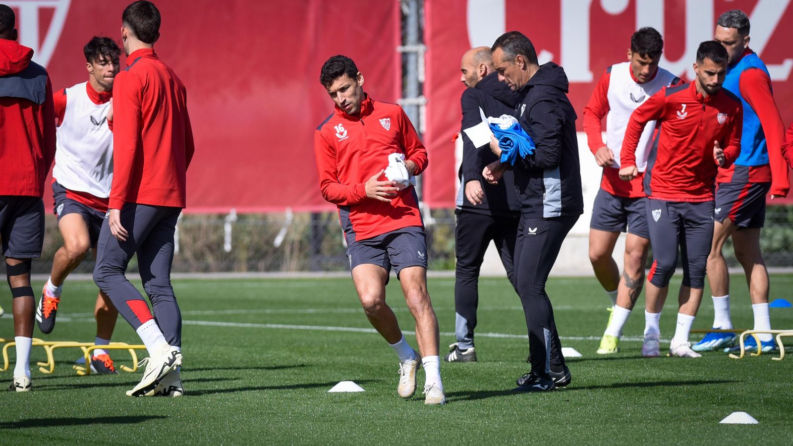 Jesús Navas inicia una carrera tras recoger un peto de José Luis Oltra, segundo de Quique Flores.