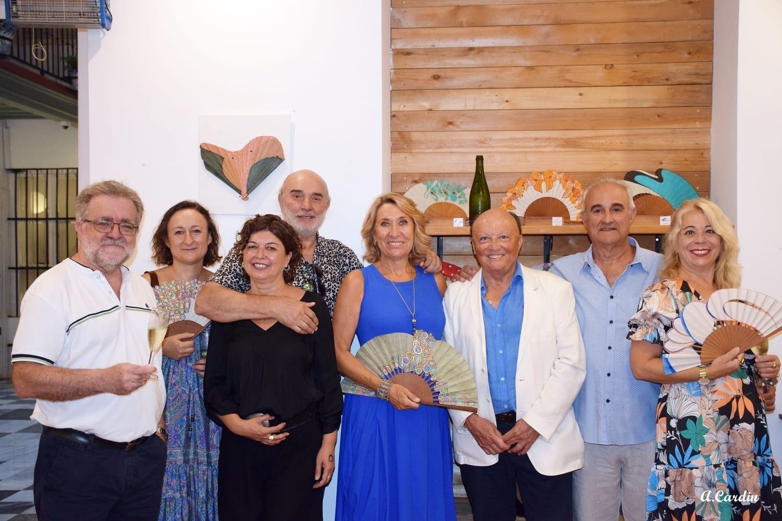 Carlos Doval, Eva Gómez, Natalia Botaro, José Piñeiro, Raquel Bretos, Manuel Barea, Joaquín Rodríguez e Inma Quiles durante la inauguración titulada ‘Un mar de abanicos’, en el Hotel Alquimia.