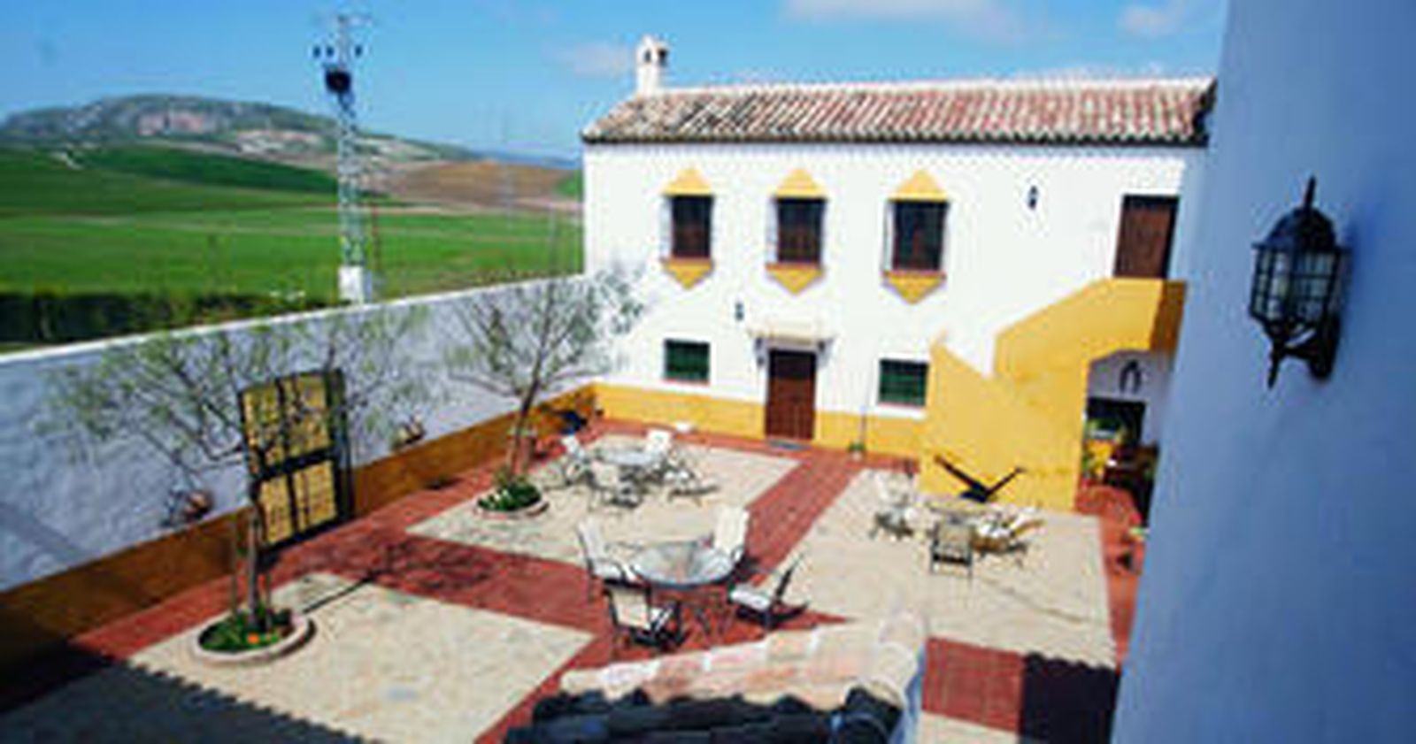 Cortijo de Teba reconvertido en varias casas para turistas.
