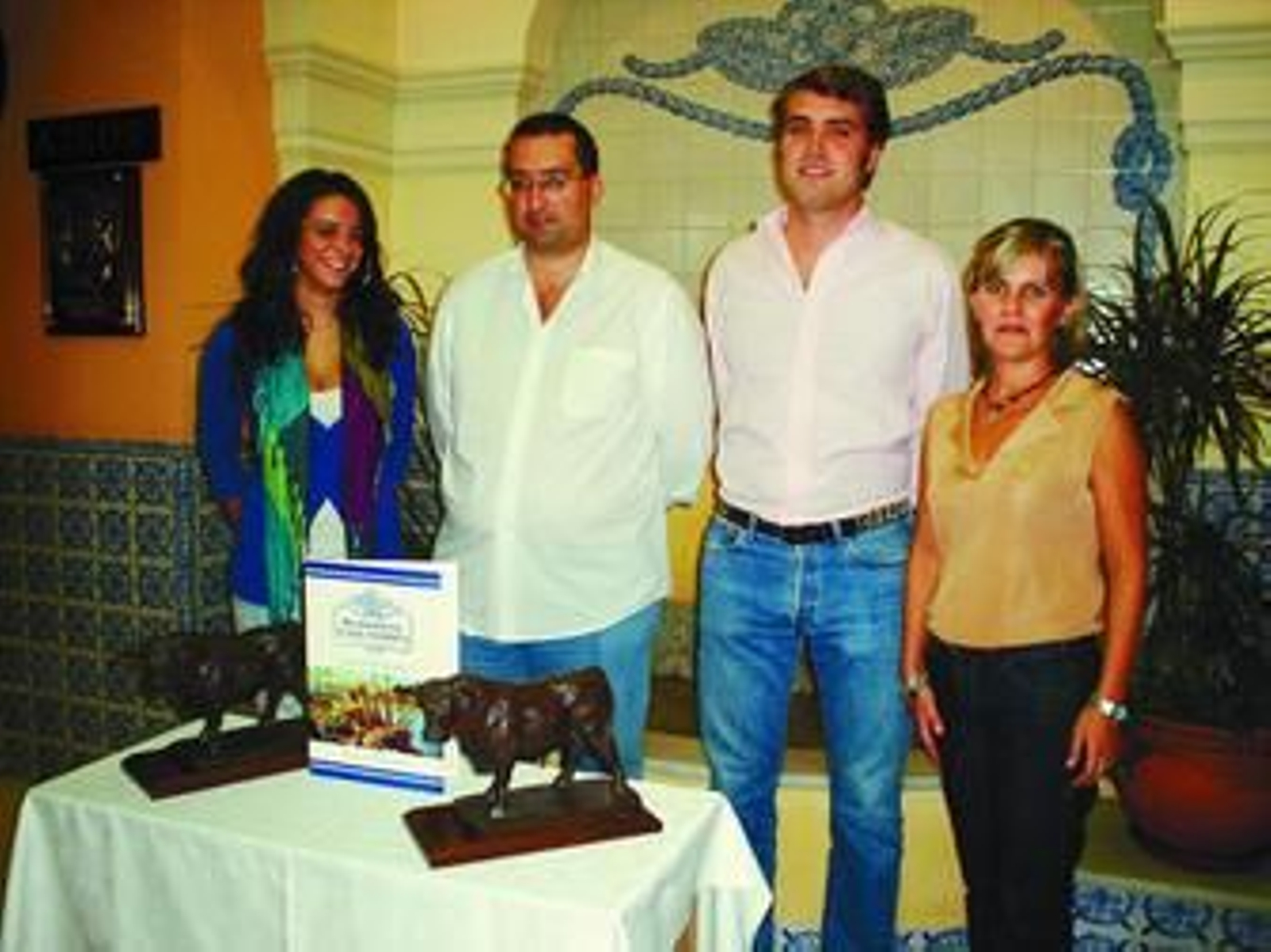 El jurado de los premios, dando a conocer el veredicto.