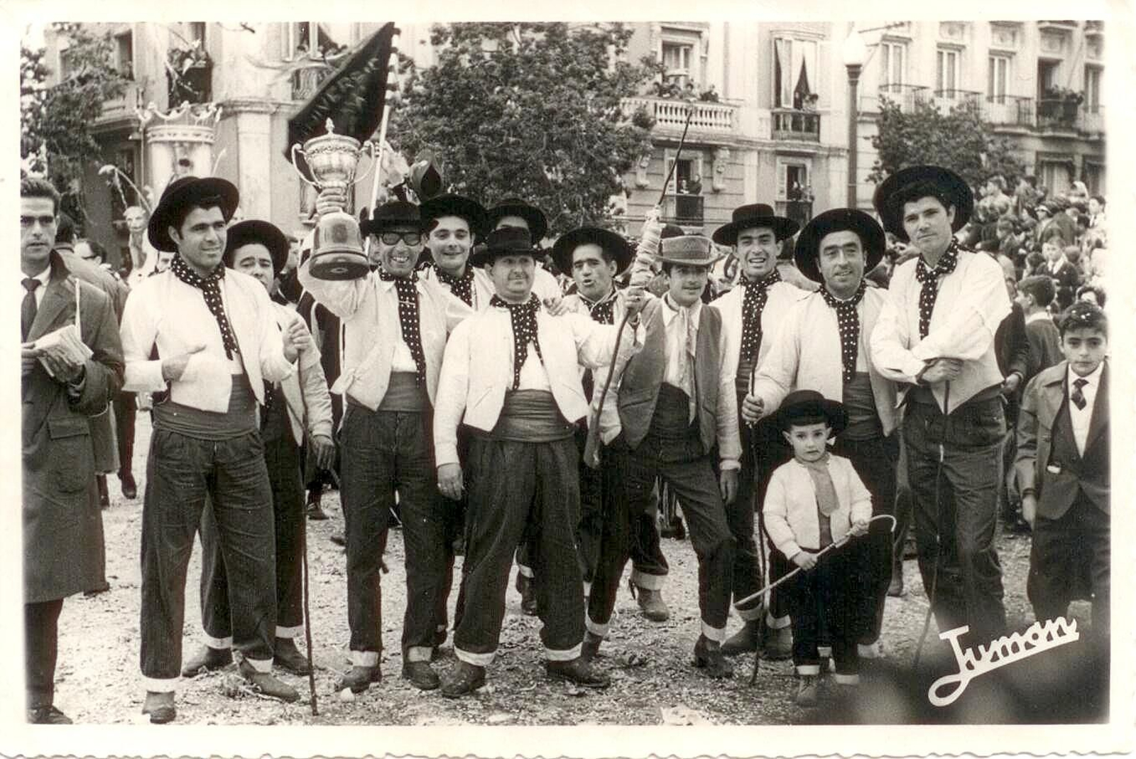 La comparsa 'Los gitanos errantes', de 1962, en la plaza de San Antonio.