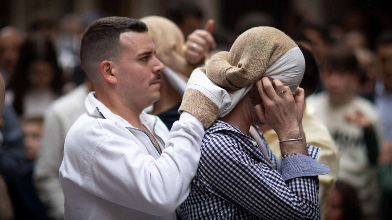 Costaleros de la cuadrilla de Jesús Despojado de sus Vestiduras de Granada, Domingo de Ramos 2024