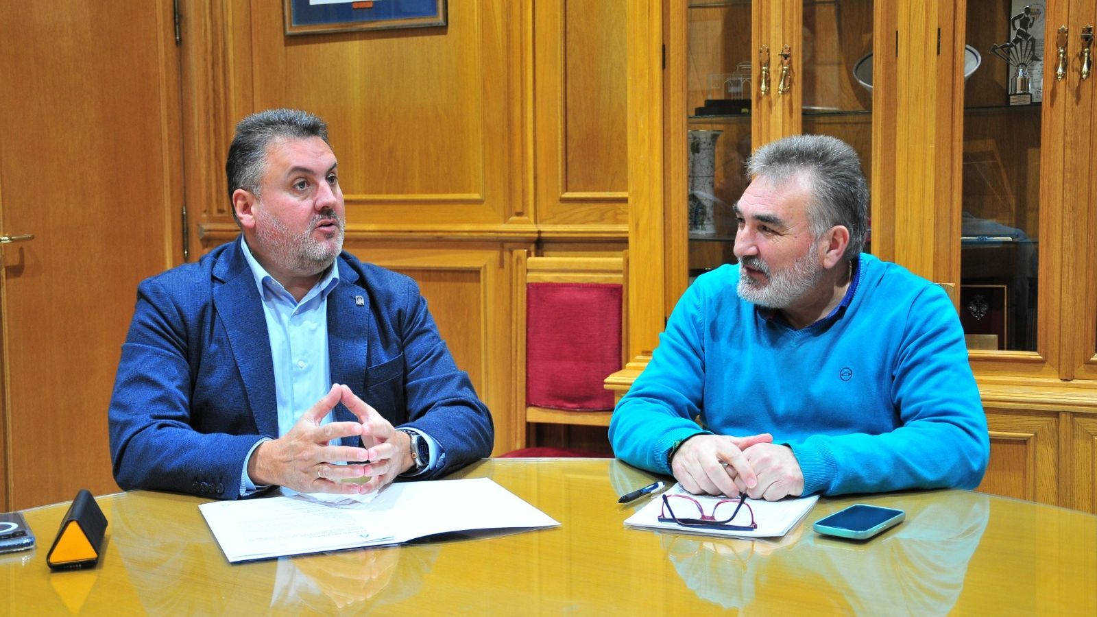 El delegado territorial en Granada, Manuel Francisco García junto al alcalde de Santa Fe, Juan Cobo