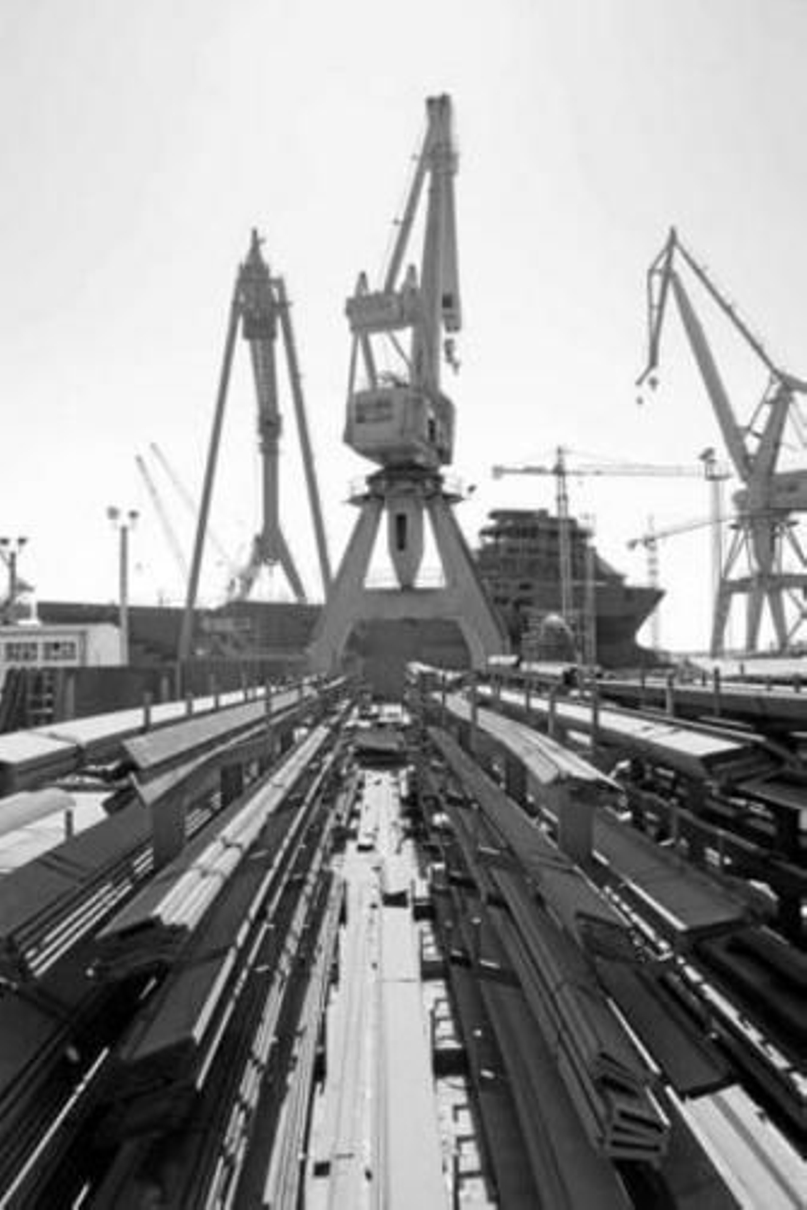 El proceso de construcción de dos buques está paralizado.