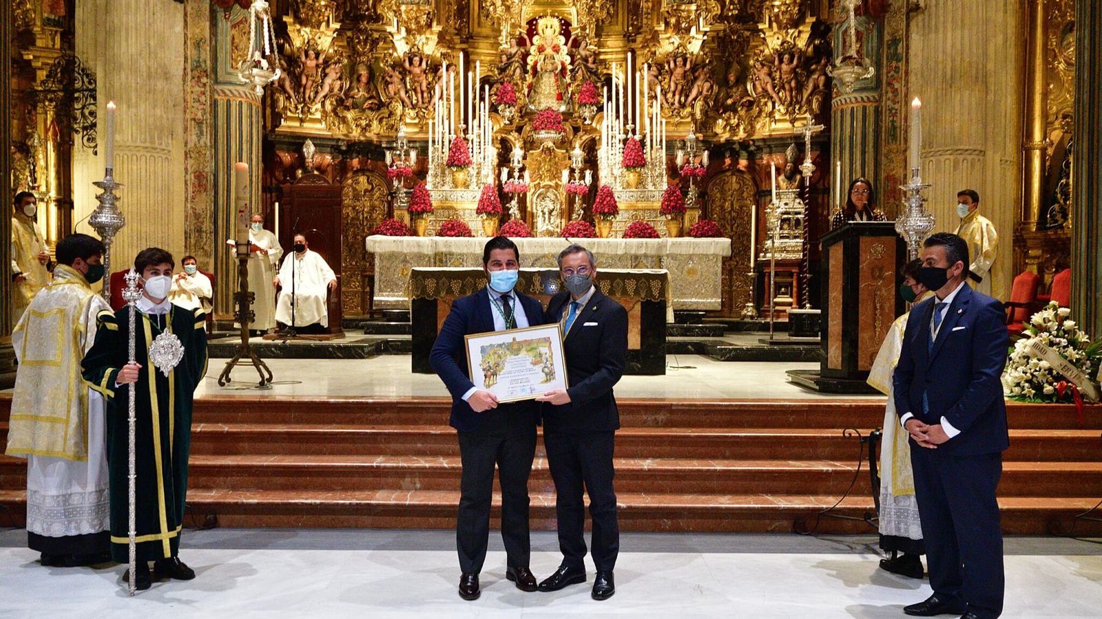 Entrega de reconocimientos a hermanos en la Hermandad del Rocío de Sevilla.