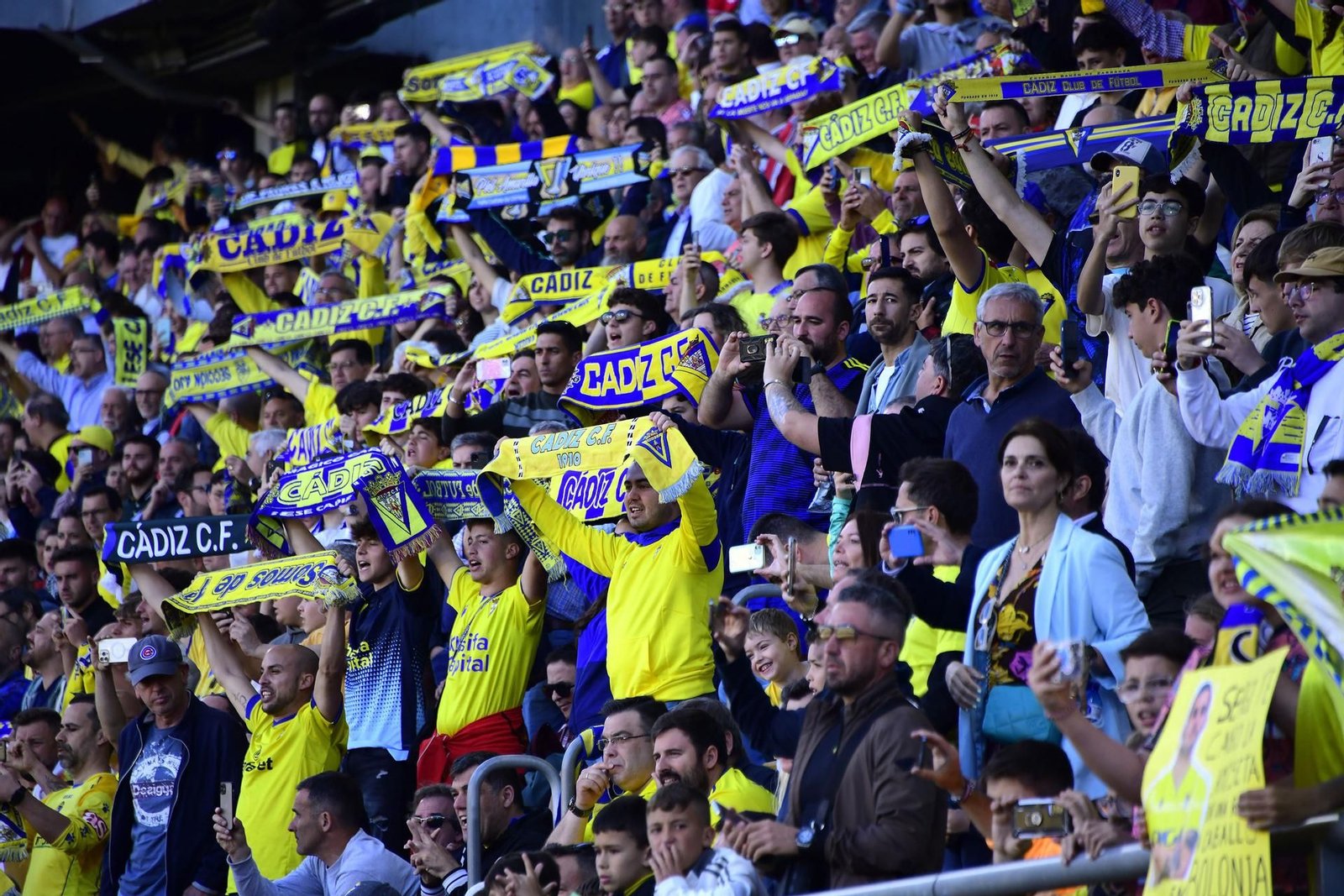 Bufandas arriba en un partido del equipo en el Nuevo Mirandilla.