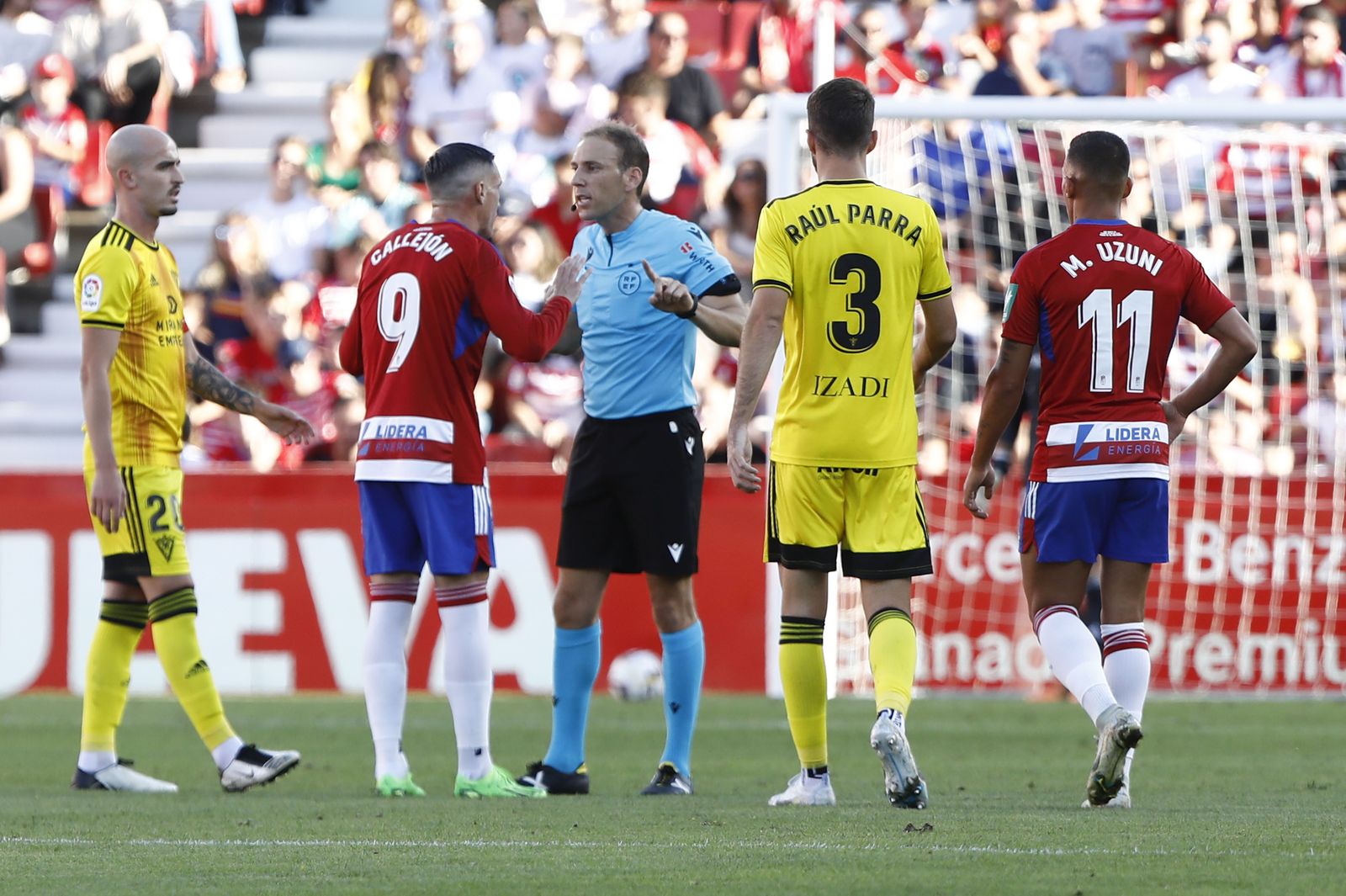 Callejón habla con el árbitro durante el Granada-Mirandés