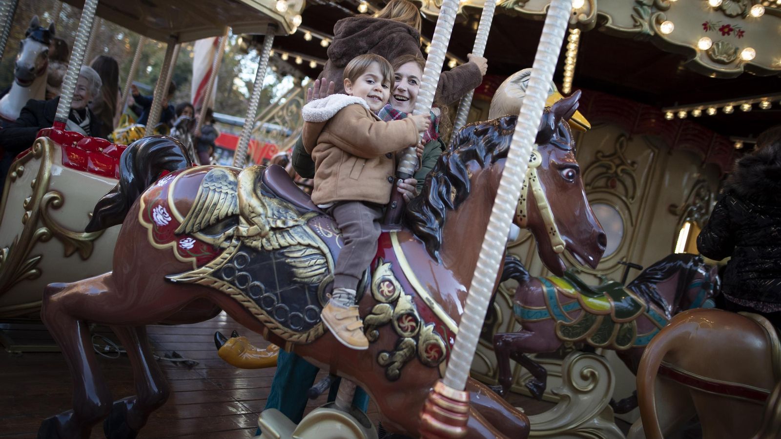 Una madre y su hijo disfrutan del Tiovivo en Granada