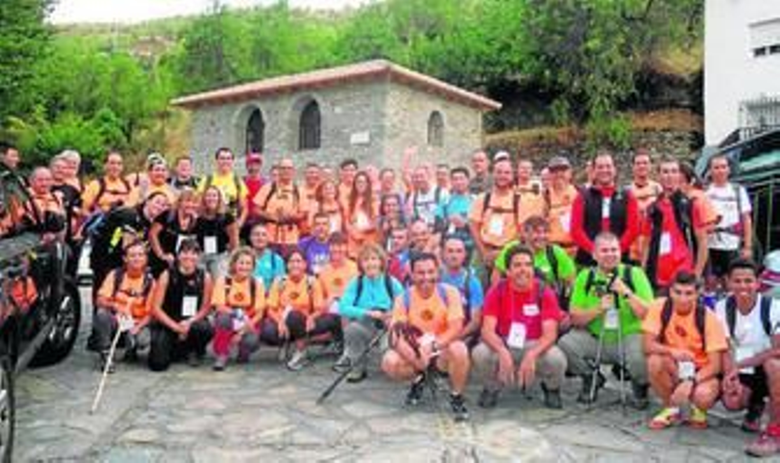 1. Se han realizado rutas de senderismo y una popular marcha nocturna en la que participaron 60 personas. 2. La ruta en bici fue el 15 de agosto, recorrieron 60 kilómetros por la Sierra de Los Filabres. 3. Las actividades han sido organizadas por distintas Asociaciones de Mujeres del municipio y voluntarios.