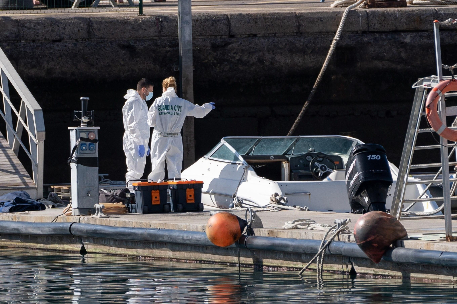 La Policía Científica analiza una embarcación propiedad del hombre desaparecido con sus dos hijas y que fue hallada en alta mar sin ocupantes.