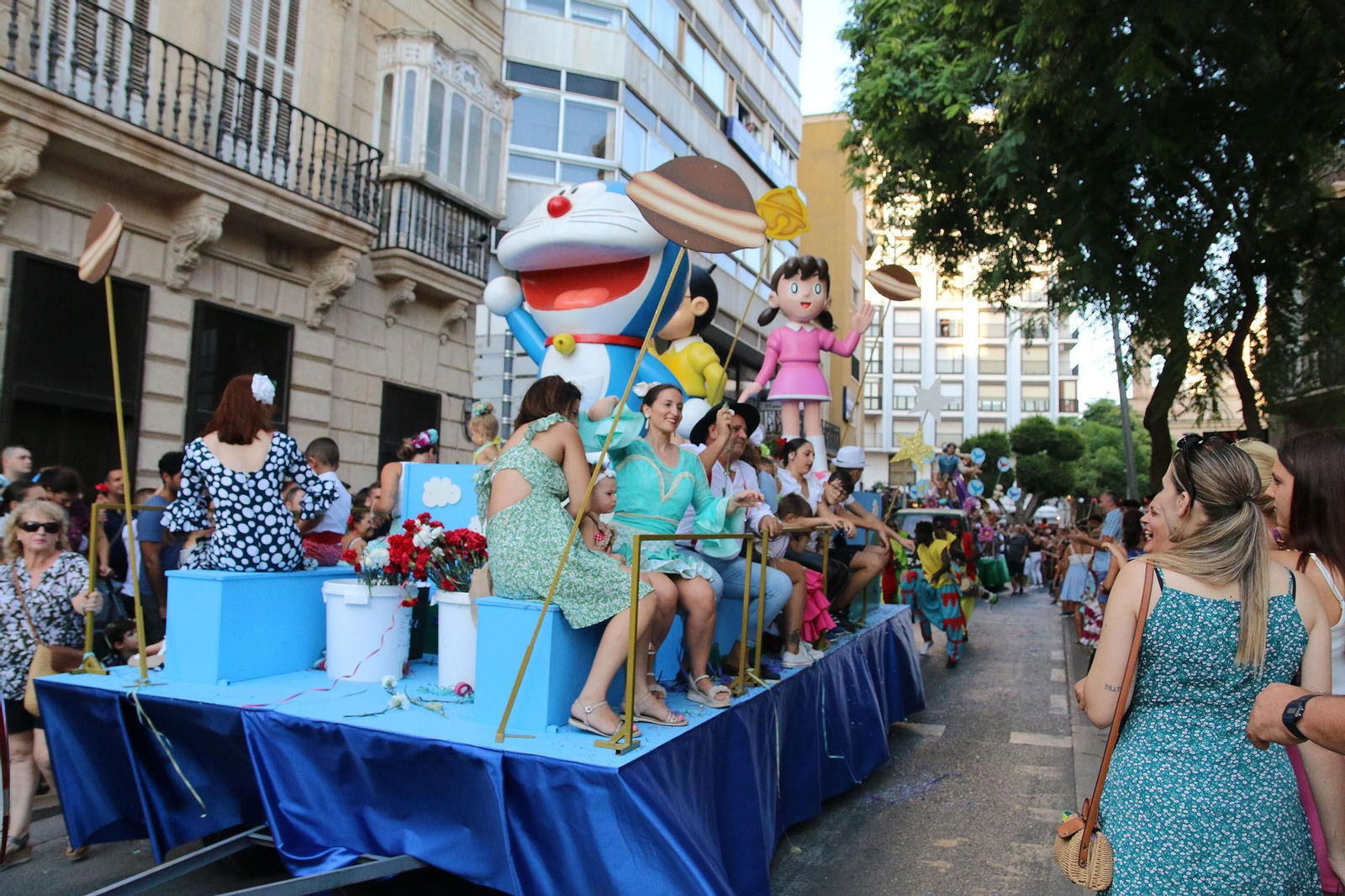La Batalla de las Flores ha regresado inundando Almería de claveles
