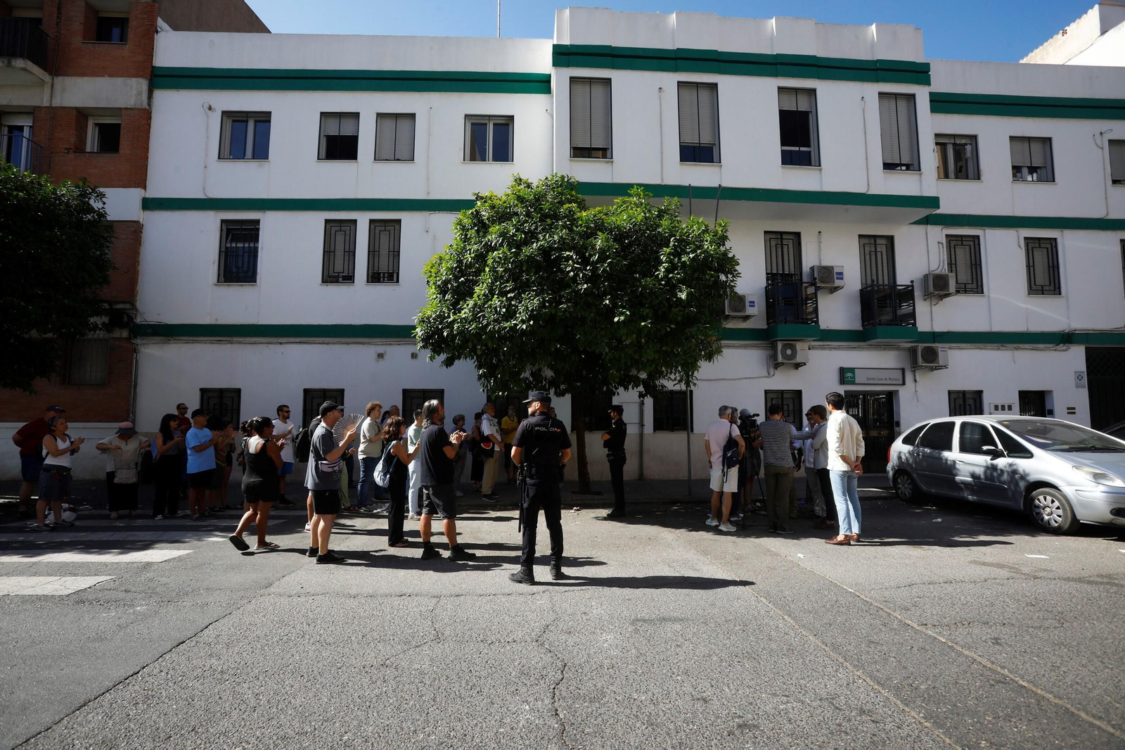 Manuel Gavira informa sobre el reparto de menores extranjeros no acompañados en la puerta del Centro Juan de Mairena, mientras es increpado por unos vecinos