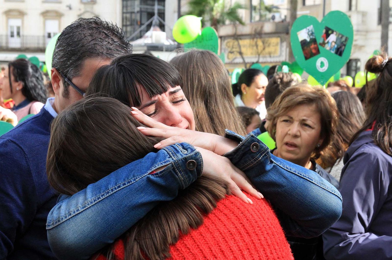 Imágenes de la concentración en la Plaza de las Monjas pidiendo justicia para las víctimas del doble crimen de Almonte