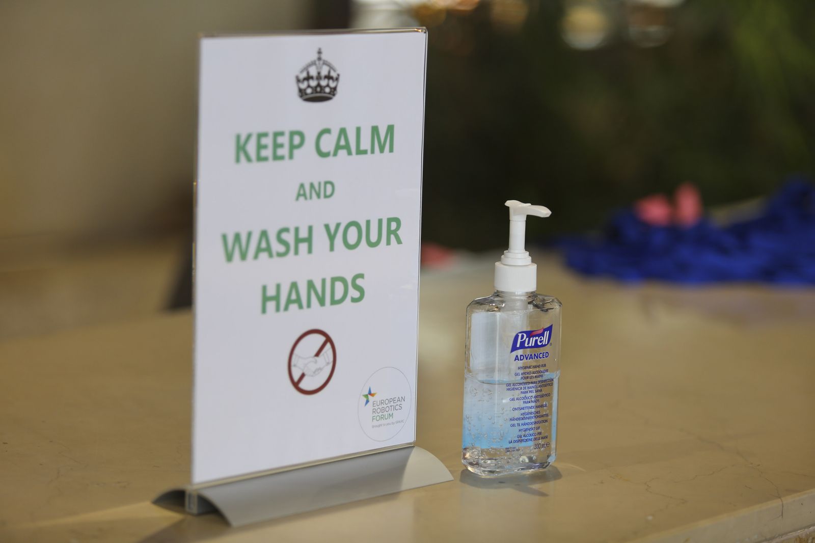Uno de los carteles en los que se invita a los asistentes al congreso europeo de robótica a mantener una adecuada higiéne.