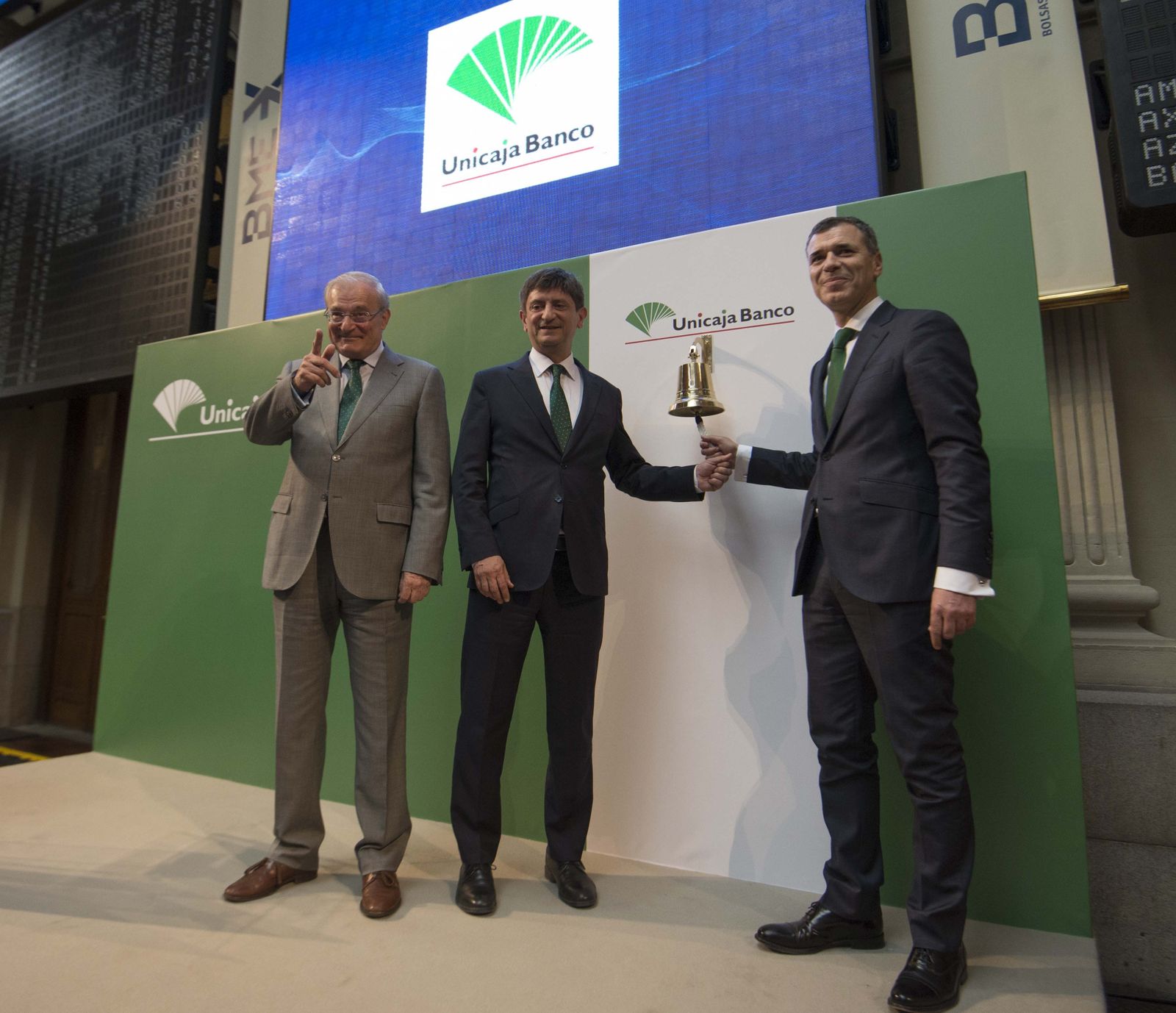 El presidente de Unicaja Banco, Manuel Azuaga, entre otros directivos, el pasado 30 de junio cuando salió a Bolsa.