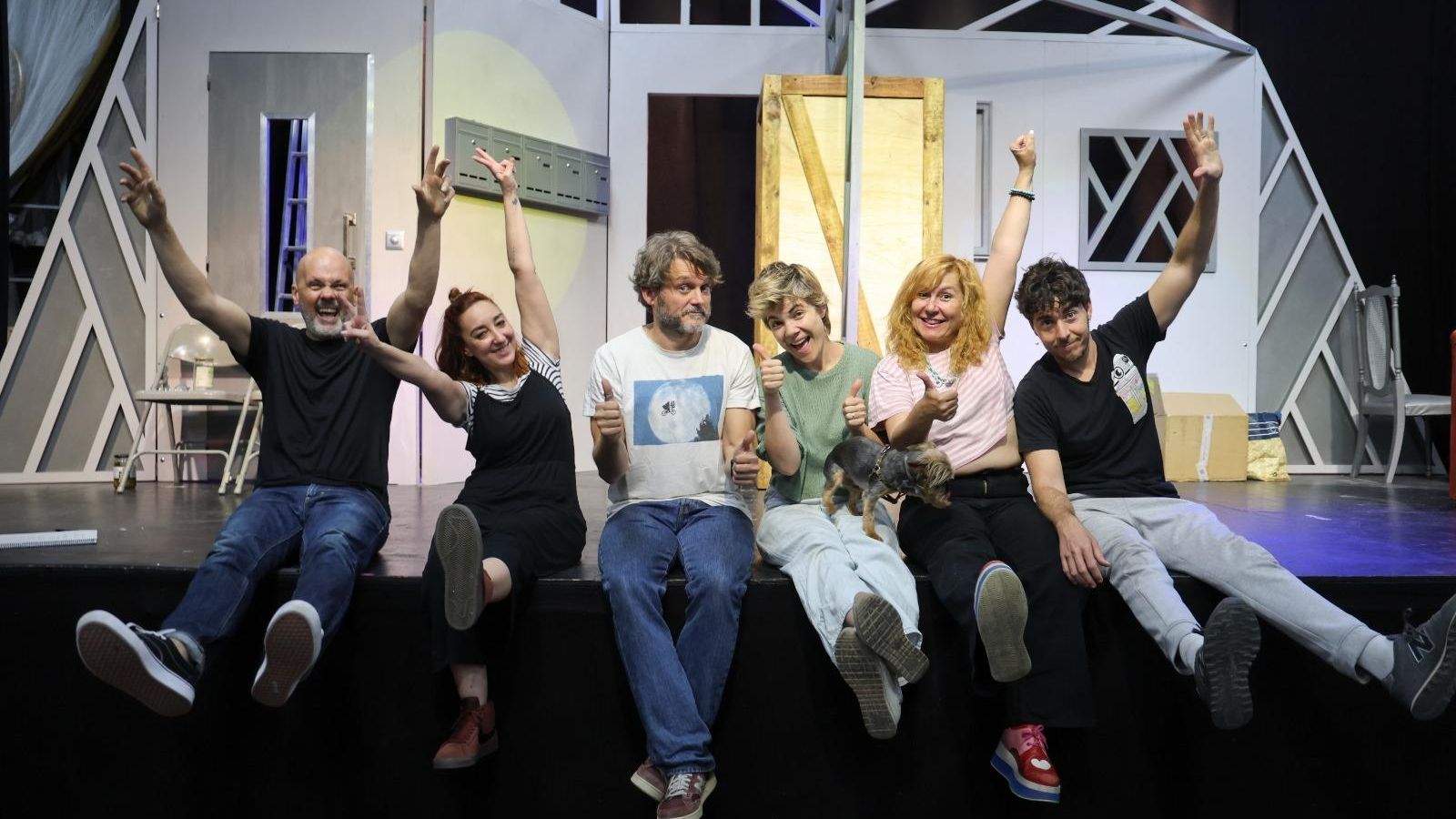 Elenco de 'Abre fácil' en el escenario de la Cochera Cabaret