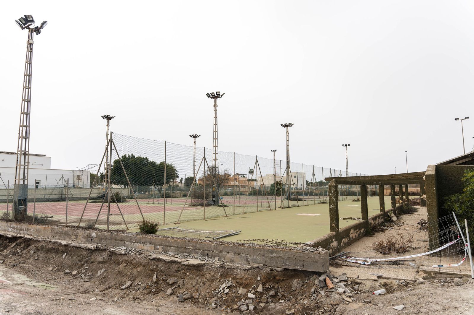 Las pistas deportivas y piscina de Costacabana, en imágenes