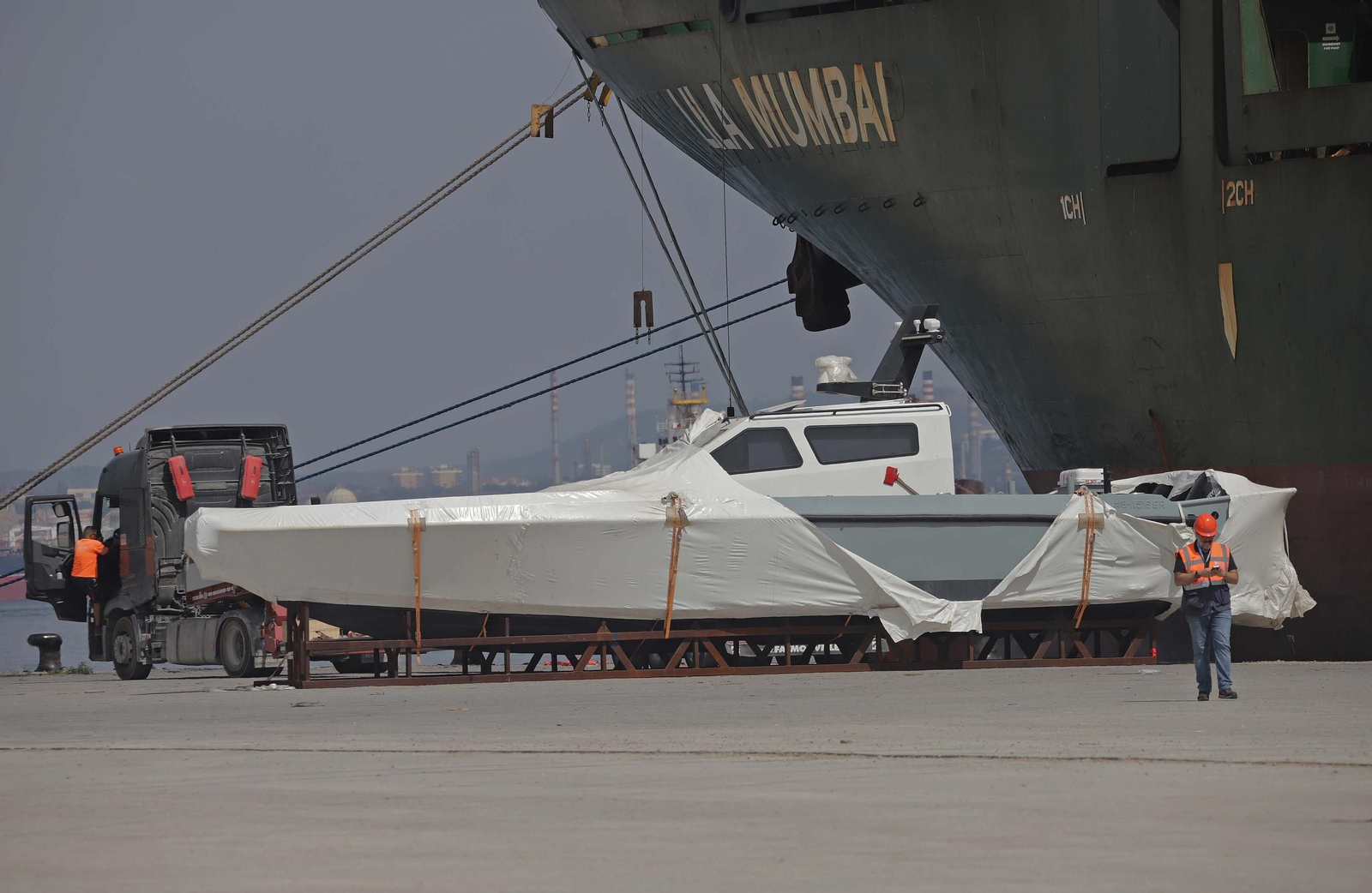 Fotos del dispositivo de descarga de las embarcaciones del buque Lila Mumbai en el Puerto de Algeciras