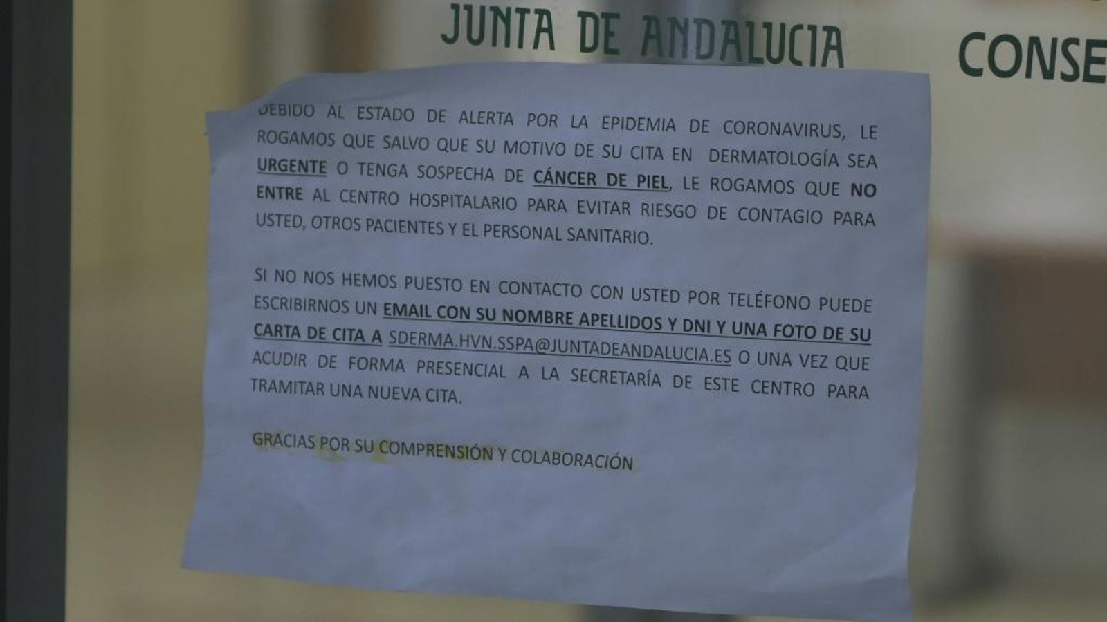 Cartel en la puerta del viejo Clínico de Granada